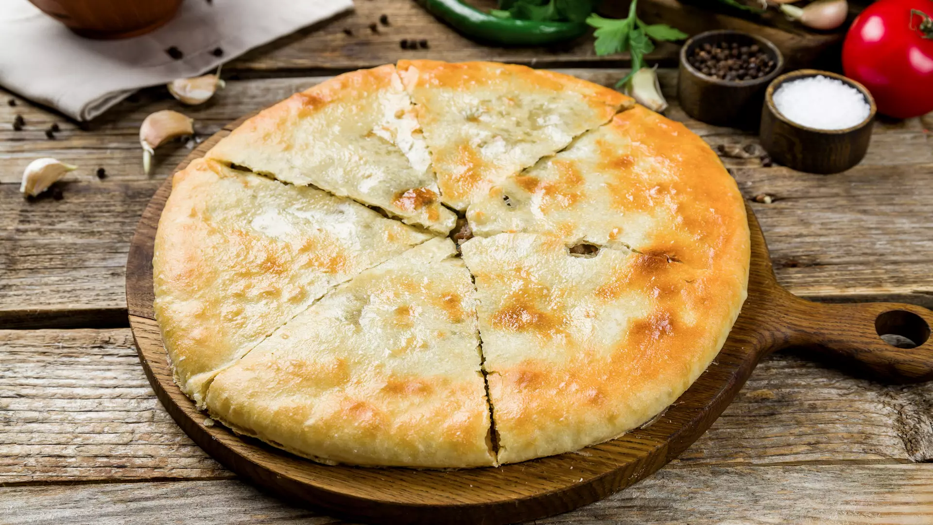 کوبداری غذای سنتی گرجی و نان شکم پر گوشت در سوانتی گرجستان