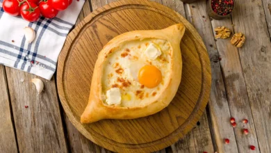آجارولی خاچاپوری غذای سنتی قایقی شکل گرجی در آجارا گرجستان