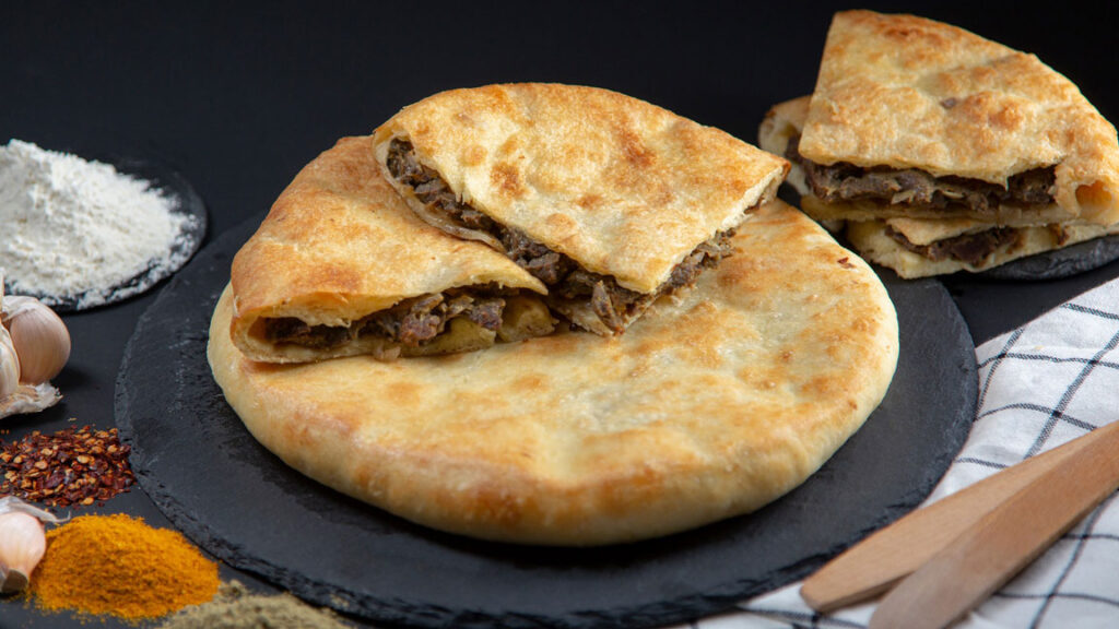 کوبداری غذای سنتی گرجی و نان شکم پر گوشت در سوانتی گرجستان