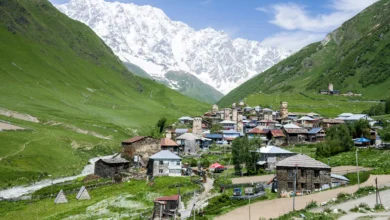 روستای اوشگولی و قله شخارا در منطقه سامگرلو زمو سوانتی