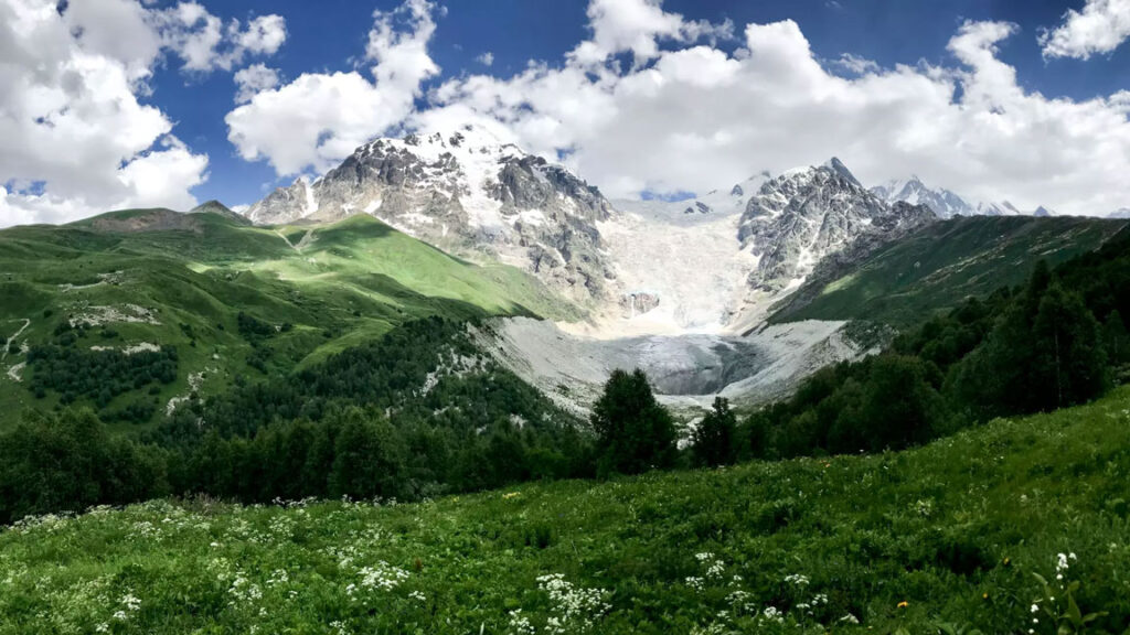یخچال طبیعی آدیشی گرجستان در منطقه سوانتی